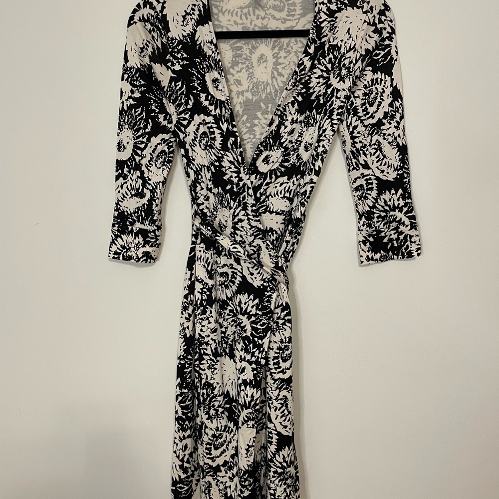 Diane Von Furstenberg Black and White Sheath Dress with Plunge Neckline
